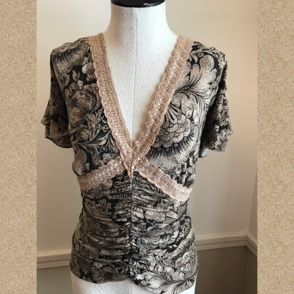 🚨V-Neck Top with Lace Trim Size XL